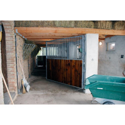 2,5 m schwenkbare Boxentrennwand mit Gitter und Holzunterteil : p1250501