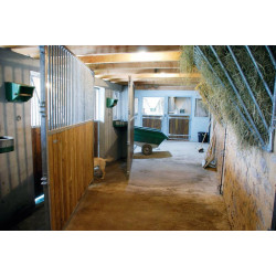 2,5 m schwenkbare Boxentrennwand mit Gitter und Holzunterteil : p1250501